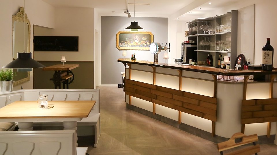 Helle Theke und Gastraum im Palazzo