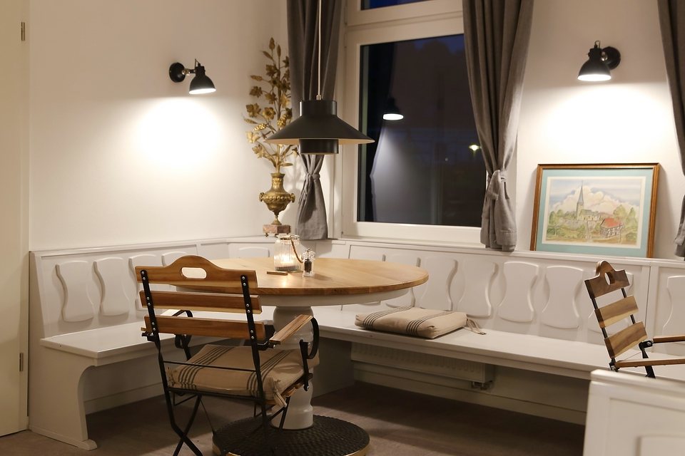 Ein gedeckter Tisch an der Fensterbank im Palazzo