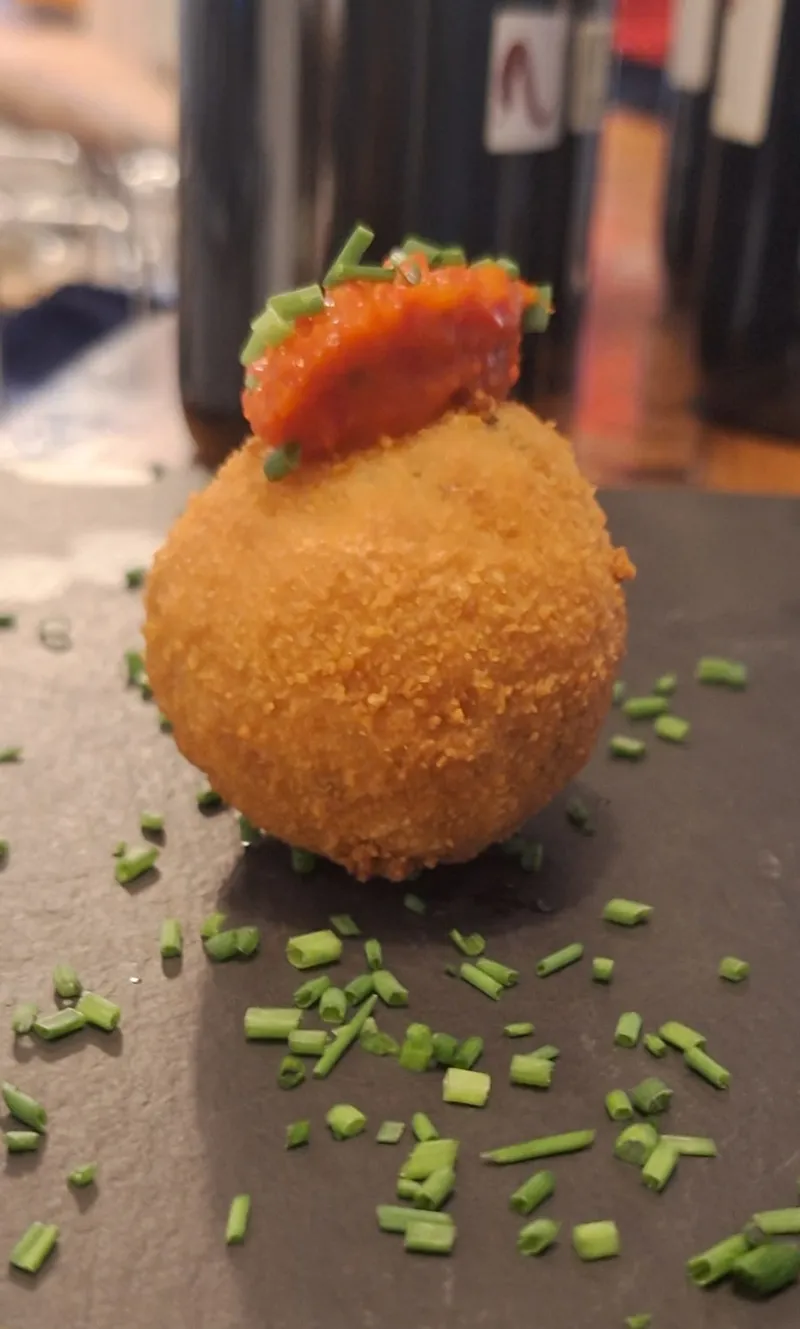 Ein Einblick in die Palazzo-Küche: goldbraunes Arancino